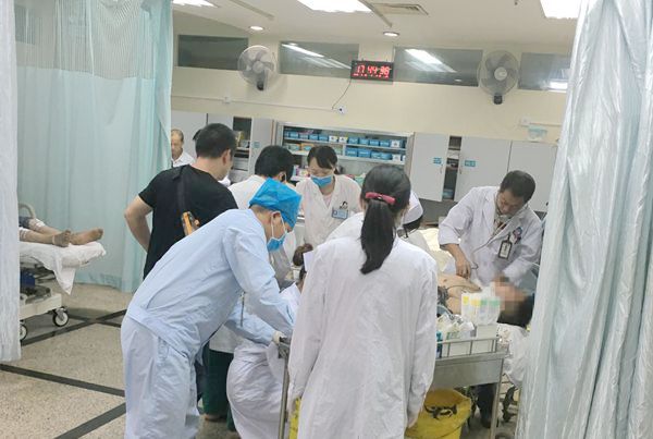 西院急诊科成功抢救3名多发伤车祸患者