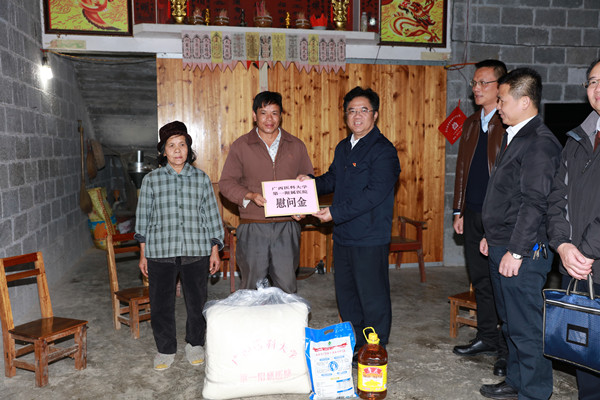 助力精准扶贫曾志羽副校长带队到马山县里当乡青龙村