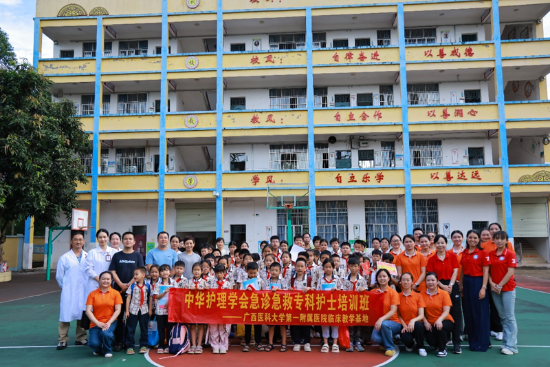 我院中华急诊急救专科护士培训班学员走进校园，共筑生命守护防线