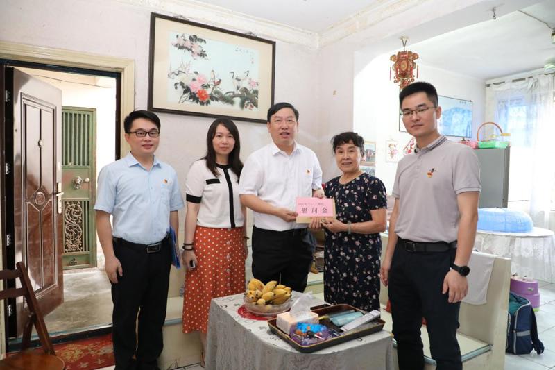我院党委开展“七一”走访慰问活动