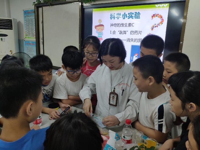 药学部第二党支部开展“合理用药，药师进校园”科普活动