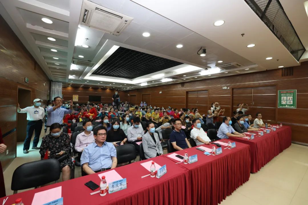 耆青工程 | 院团委青年志愿服务助力离退休职工“银龄展风采 幸福到万家”文艺汇演