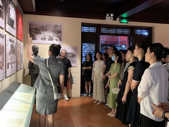 我院老年病学科第一、第三党支部联合心研所第三党支部赴邓颖超纪念馆开展廉政教育活动
