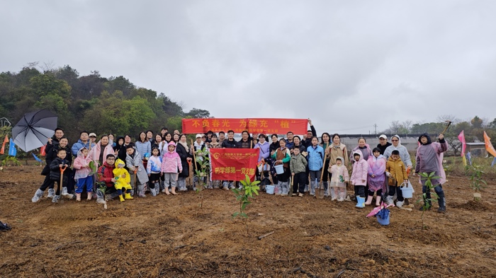 不负春光,为绿充“植”:药学部第一党支部开展植树节主题党日活动