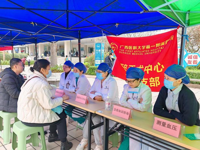 麻醉手术中心一、二、三党支部、重症医学科党支部开展学雷锋义诊宣教活动