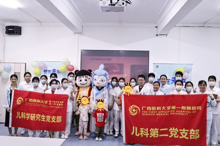 我院儿科第二党支部联合儿科学研究生党支部开展“党旗下的守护——春季肺肠疾病预防患教会”主题党日活动