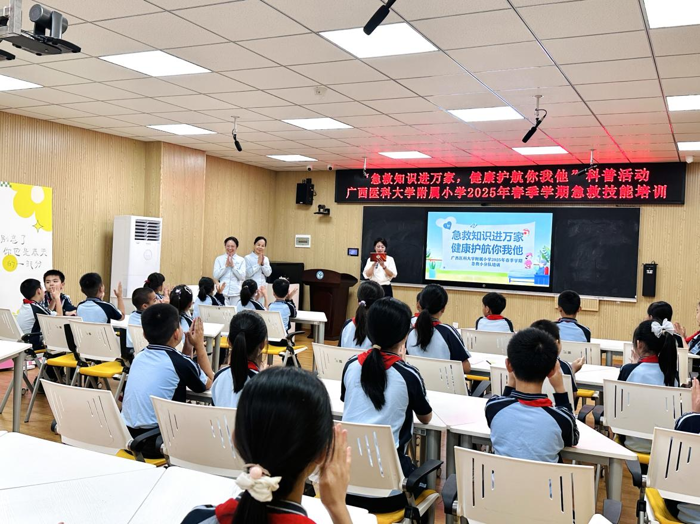 我院急诊科第一党支部、第二党支部联合重症医学科党支部开展“急救知识进万家,健康护航你我他”科普活动