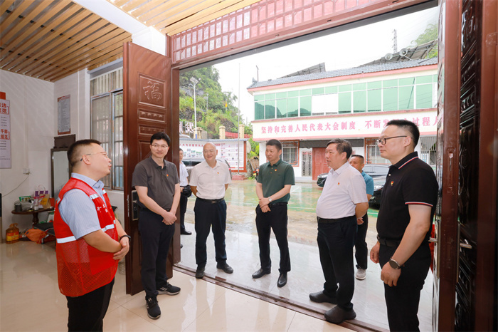 校党委书记陈川带队到青龙村开展乡村振兴遍访调研暨“七一”慰问活动