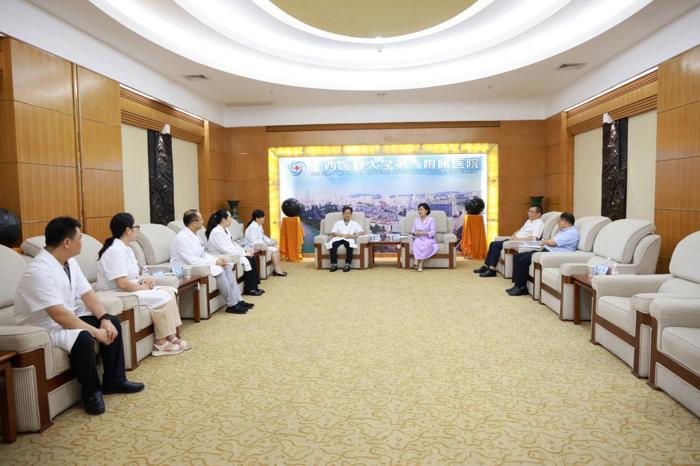 自治区侨联党组书记、主席陈洁英一行莅临我院开展医师节慰问活动