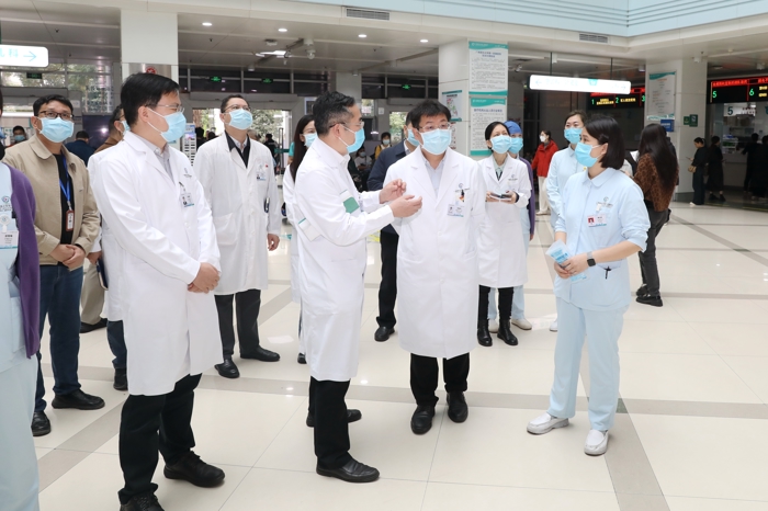 开工首日丨我院党委书记、院长郑宝石带队深入门诊一线现场办公