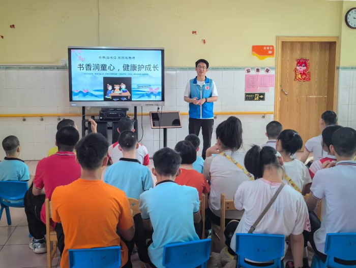第一临床医学院2023级“5+3”1班开展“书香润童心,健康护成长”主题团日活动