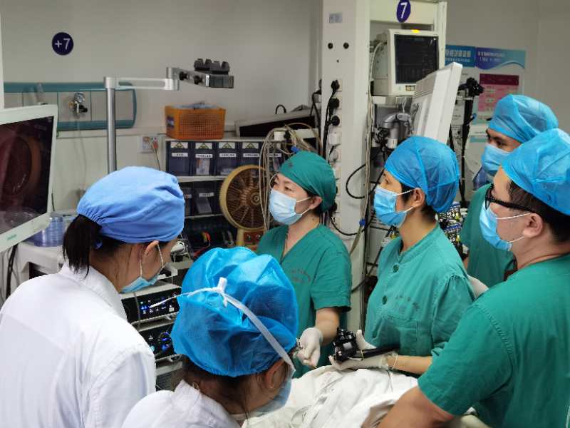 贵州老人患结直肠巨大型肿瘤不愿开刀 我院消化内镜团队13小时成功“摘除”