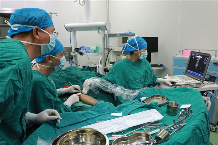 我院派驻武宣县人民医院医疗队员开展当地首例超声引导下动静脉内瘘球囊扩张术