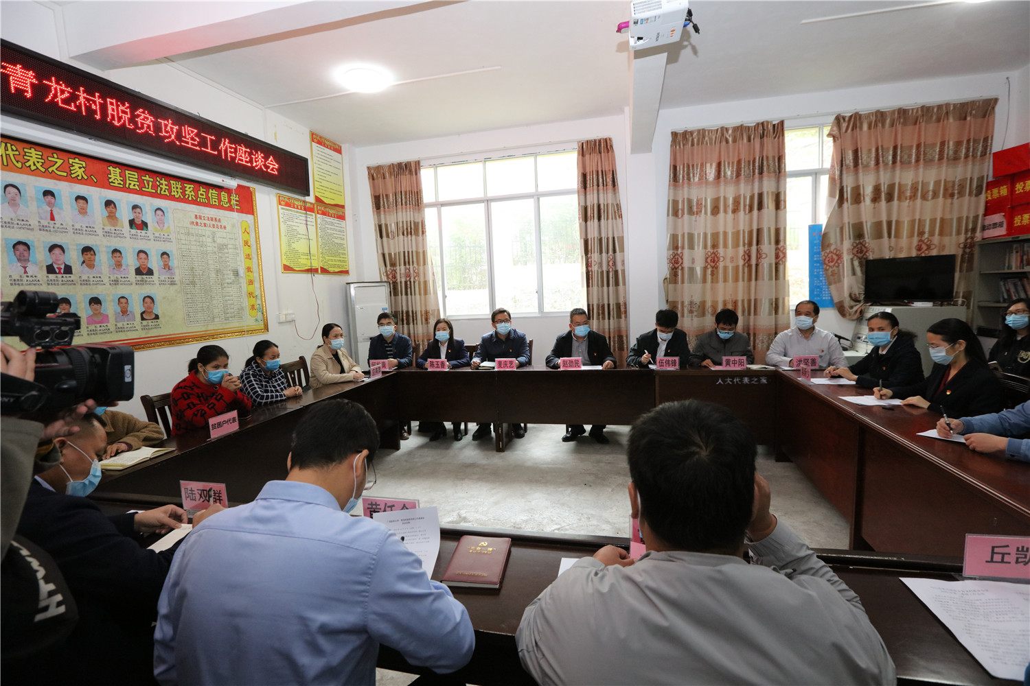 广西医科大学校长赵劲民带队到我院对口扶贫点马山县青龙村调研指导