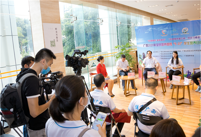 我院临床营养科专家参加广西2020年全民营养周和5·20学生营养日义诊活动并接受访谈