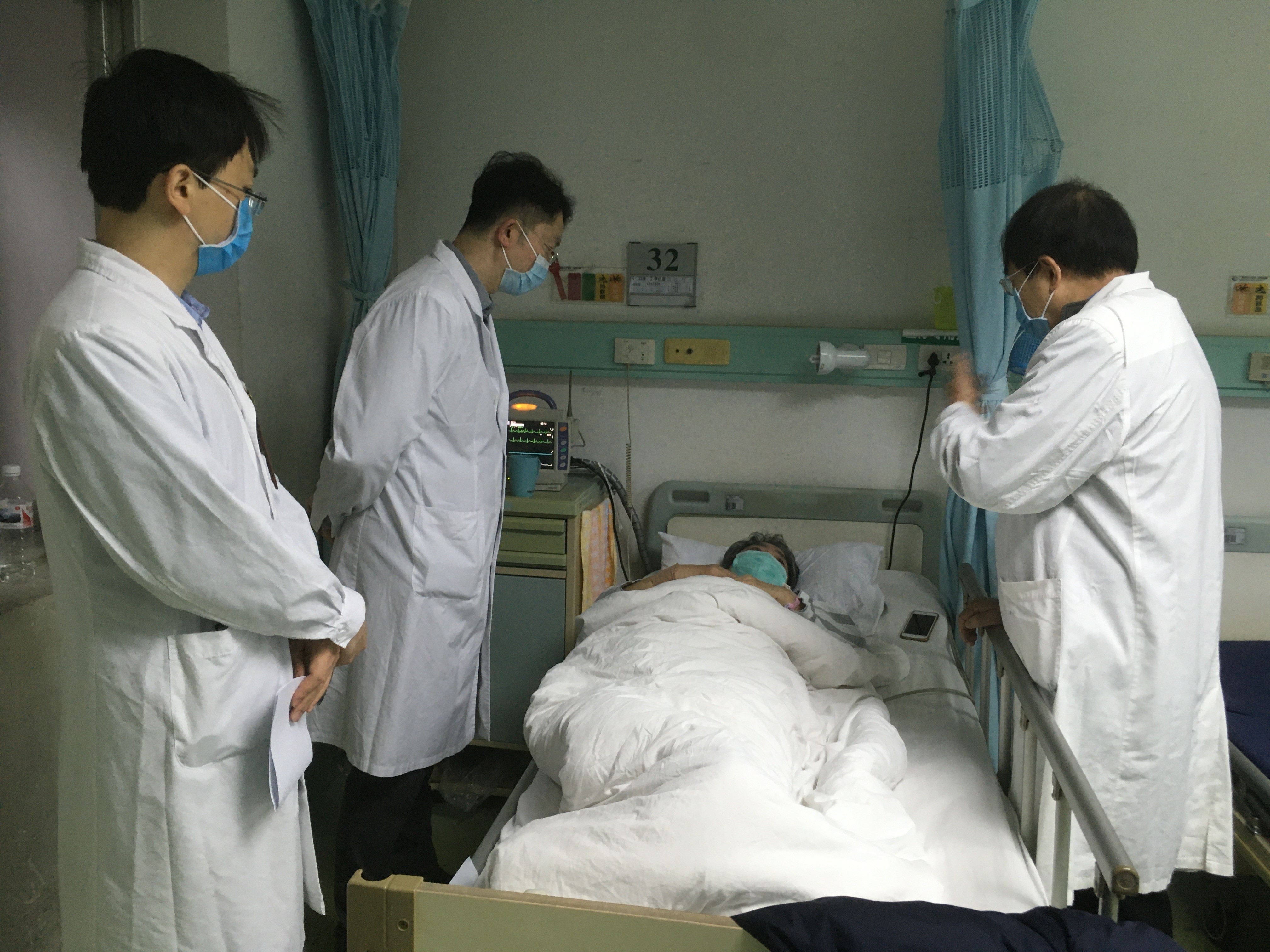 李浪副院长与李醒三主任查看患者恢复情况