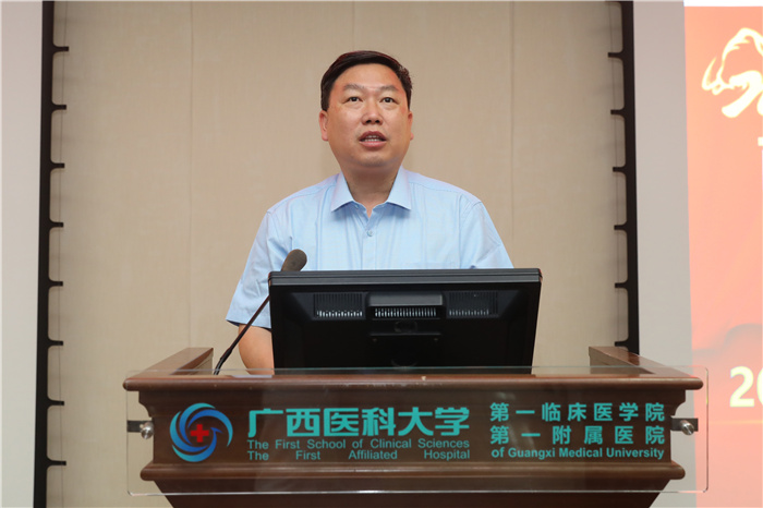 医院副院长郑宝石宣读了2018级2019-2020学年"优秀住培医师"名单,院