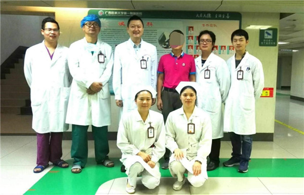 图为患者梁某出院时与程继文主任团队的合影