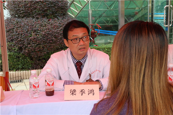 03男性学科主任梁季鸿教授问诊