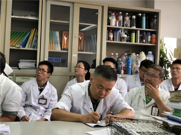  张森教授团队术前对患者情况进行讨论并制定详细手术方案