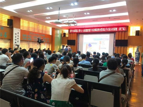 广西医科大学党委副书记莫曾南教授致欢迎辞  