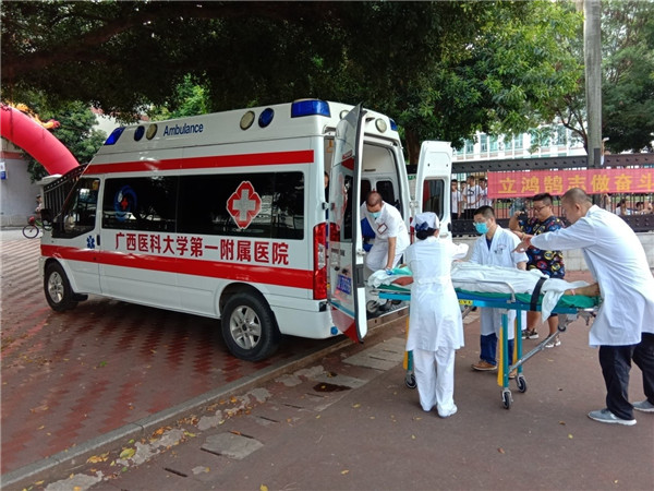 我院急诊科医护人员将病人转到救护车上