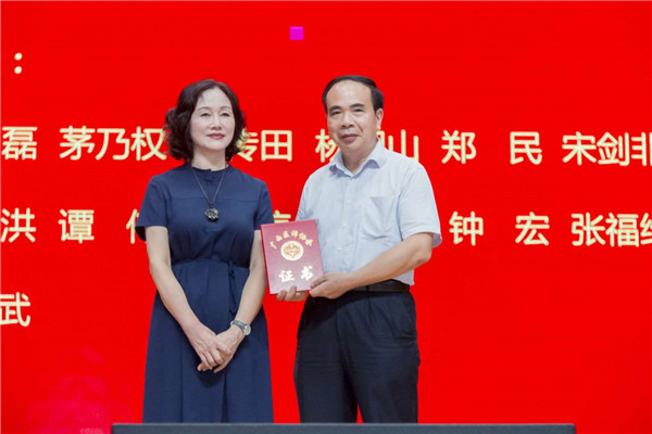 汤春园秘书长为主任委员陈铭伍教授颁发证书