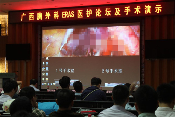 各位专家会场观看手术演示