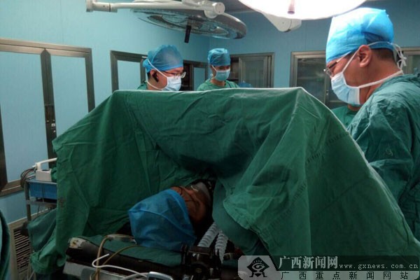 南国早报、广西新闻网：寒冬也出汗“手到之处全是水潭” 你可能得了多汗症