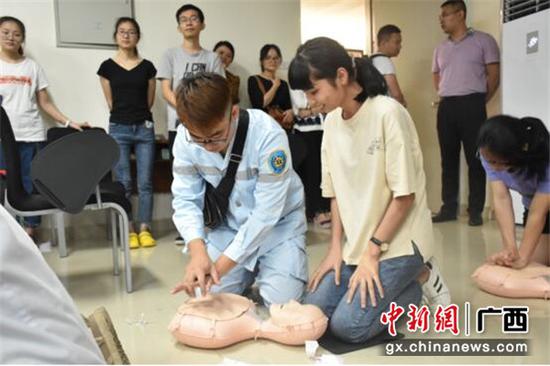 中国新闻网报道广西“心肺复苏健康普及入万户公益项目”在我校启动