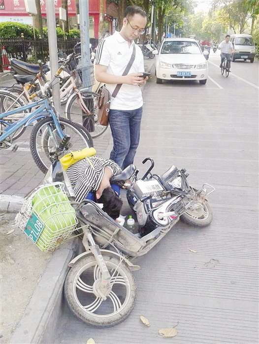 点赞：南国早报、南宁晚报相继报道我院呼吸内科医师王可路边救人