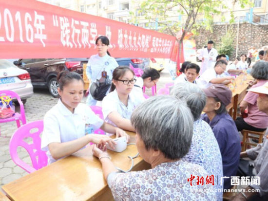 中国新闻网：广西医护人员重阳送健康　进社区开展大型义诊