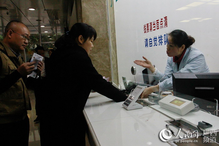 人民网：广西社保一卡通刷全区&nbsp;人社局长亲身体验