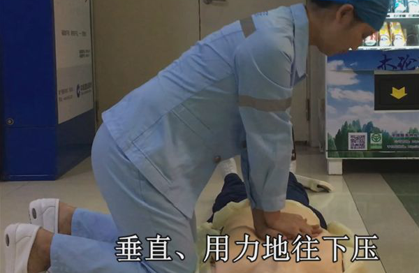 42岁男子在医院主干道边突然心脏骤停,多学科接力成功救治丨这个操作学会能救命