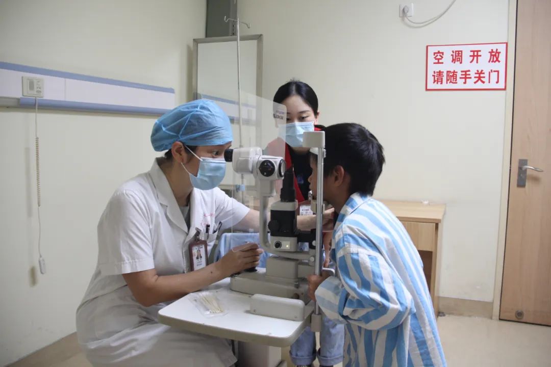 你是我的眼：12岁女孩牵着眼疾母、弟赴邕求医丨广西医科大一附院爱心救治