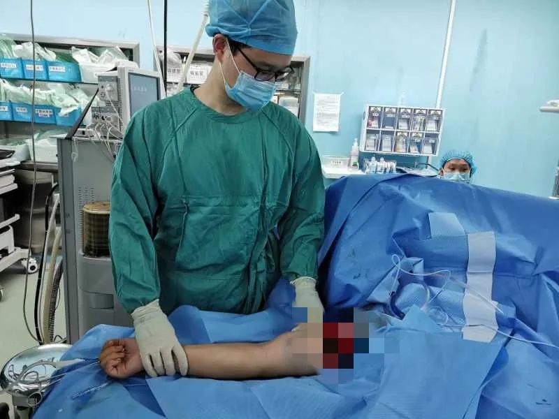 高三学生右臂意外受伤 广西医科大学第一附属医院快速康复治疗助其顺利参加高考