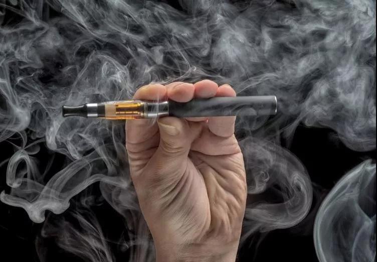 快递小哥患上罕见病：电子烟不是“水蒸气”，危害比您想的更严重