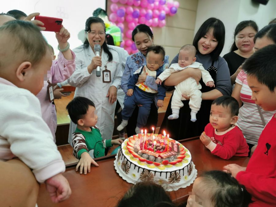 袋鼠式护理“迷你宝宝”丨世界早产儿日