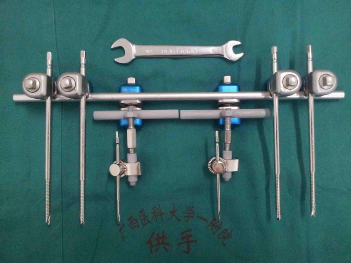 方案和手段,治疗中所用的外固定器材也是自行设计并获得了国家专利