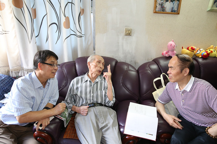 我国著名泌尿外科专家叶章群教授看望我院原院长覃光熙教授