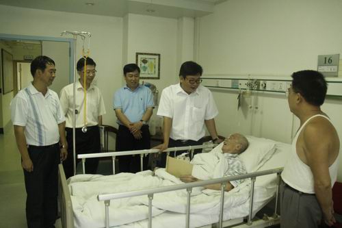 喜迎建党90周年 院党委组织走访慰问老党员