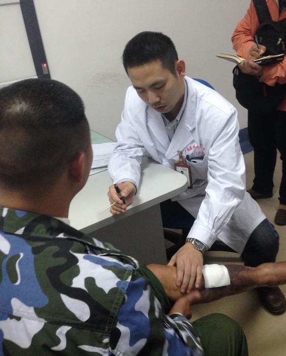 我院创伤骨科手外科为自取钢钉坚强哥韦政宝进行第一期手术顺利结束