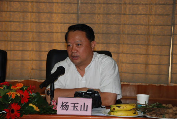 中国医院协会杨玉山主任发言专家组参观干细胞移植病区专家组到中心