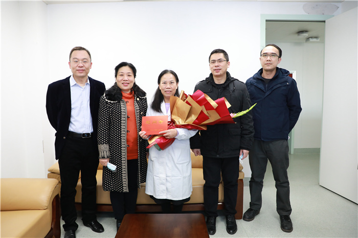自治区人社厅二级巡视员杨春华一行到我院慰问专家人才