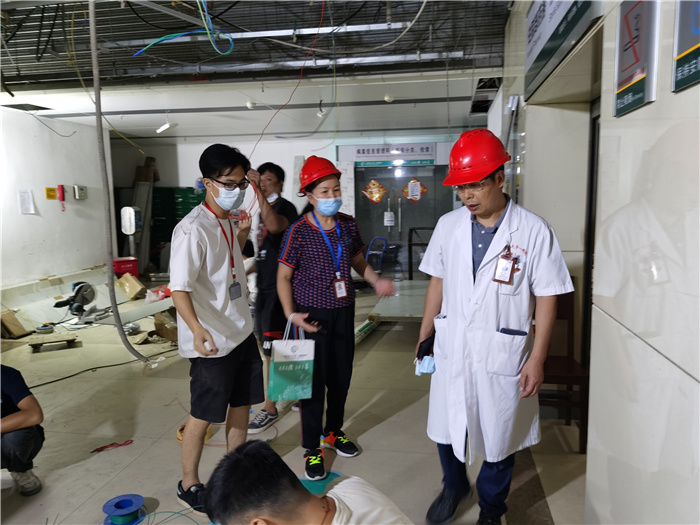 我院利用国庆假期开展更换地板胶等环境升级施工