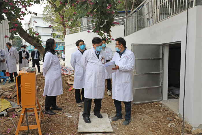 我院院长陈俊强带队就规范、优化发热患者就医流程开展现场办公