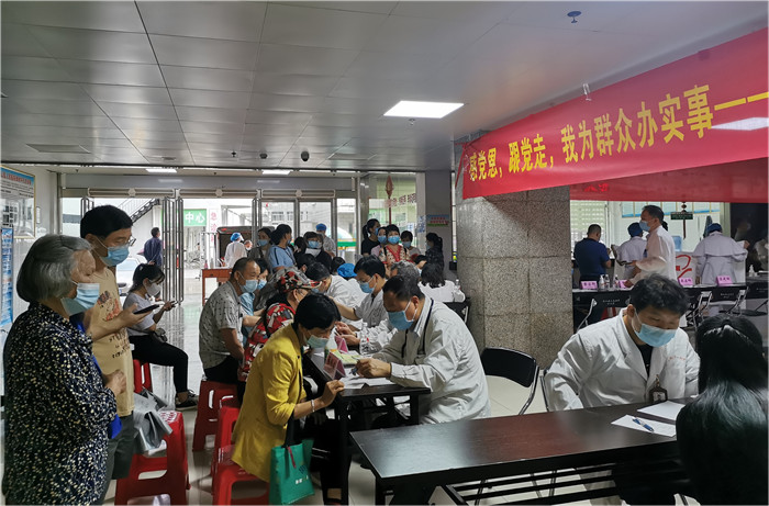 我院内科第一党支部联合多支部到马山开展“世界无烟日”义诊暨党团活动