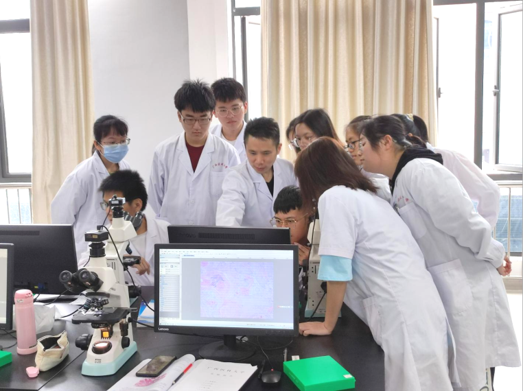 喜迎二十大 我的育人故事 | 病理科副主任陈罡：用赤诚和热爱书写教学之歌