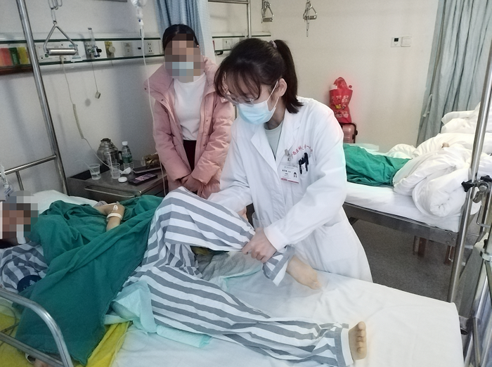 身边的榜样｜血库告急患者忧心，我院脊柱骨病外科医学生黄颖挽袖献热血