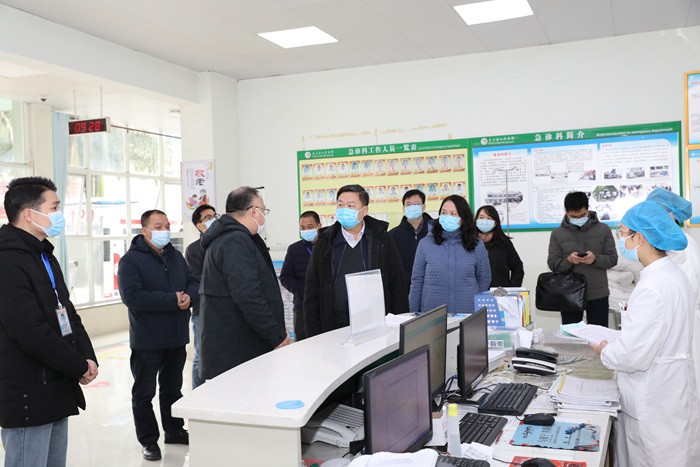 我院院长陈俊强带队到马山指导疫情救治工作并到青龙村入户慰问